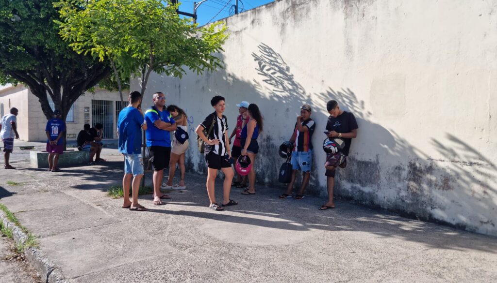 Presidente do Socorro Sport barra torcedores em estádio